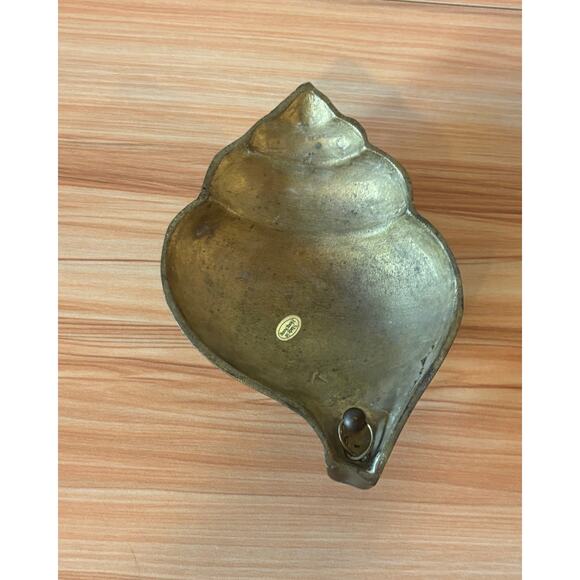 Vintage Brass Shell Wall Decor | Spiral Shell | Hollywood Regency - Picture 2 of 10